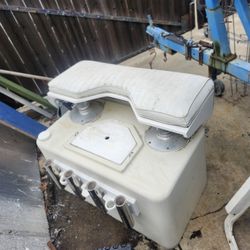 Bait tank leaning post