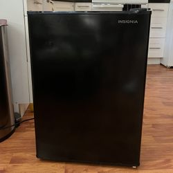 Mini Fridge Insignia 2.6