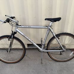 Giant ATX 890 Mountain Bike Men’s Aluminum Frame