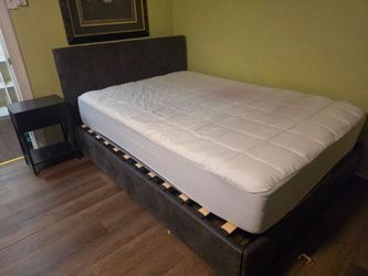 Cama full con colchon y mesa de noche