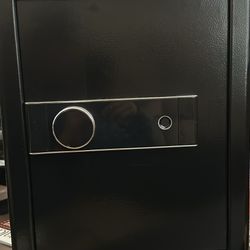 brand new 18x14x14 safe for sale. finger print. keypad and key open