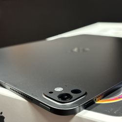 Used for a month space black apple iPad Pro 13-inch M5 256gb 5G cellular data unlocked for any carrier battery health 100% (48 cycles) apple warranty 