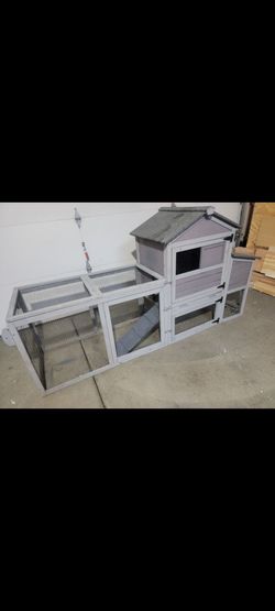 Like new chicken coop in excellent condition with wheels