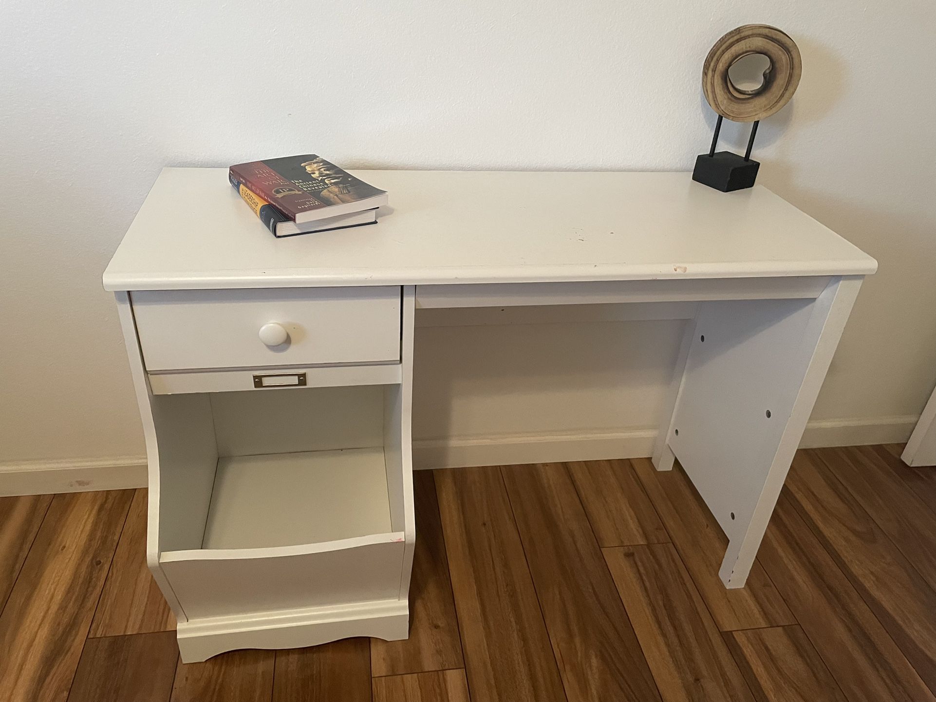 White wood desk 