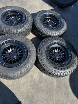 Vendo un set de rines nuevos LOCK con llantas usadas en buenas condiciones para Toyota, Chevrolet, Nissan Titán,GMC con