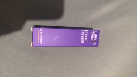 Cheekbone- illuminating primer gel