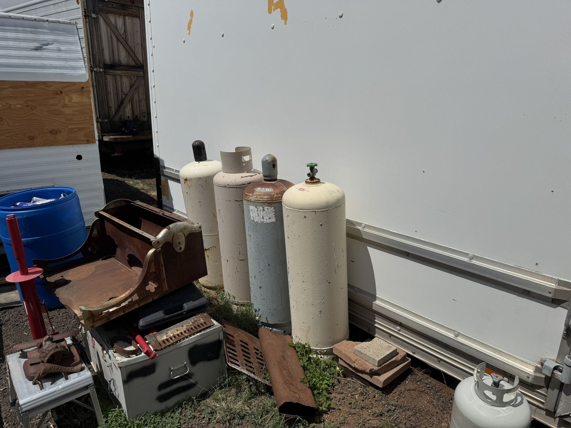 100 Lbs Propane Tanks