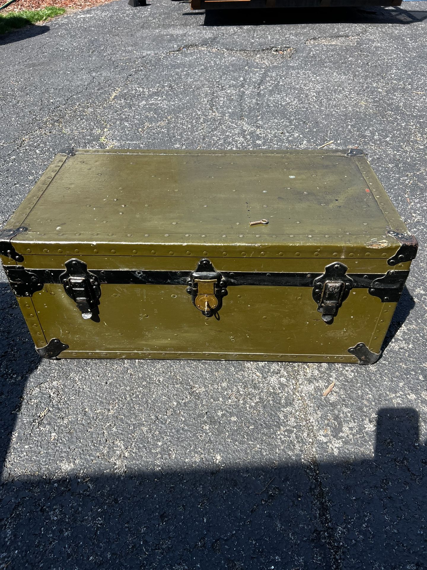 Reduced $85 Vintage Trunk W/ 2 keys