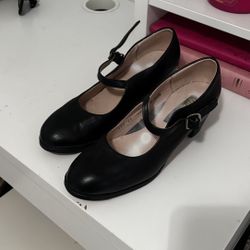 black folkloric shoes