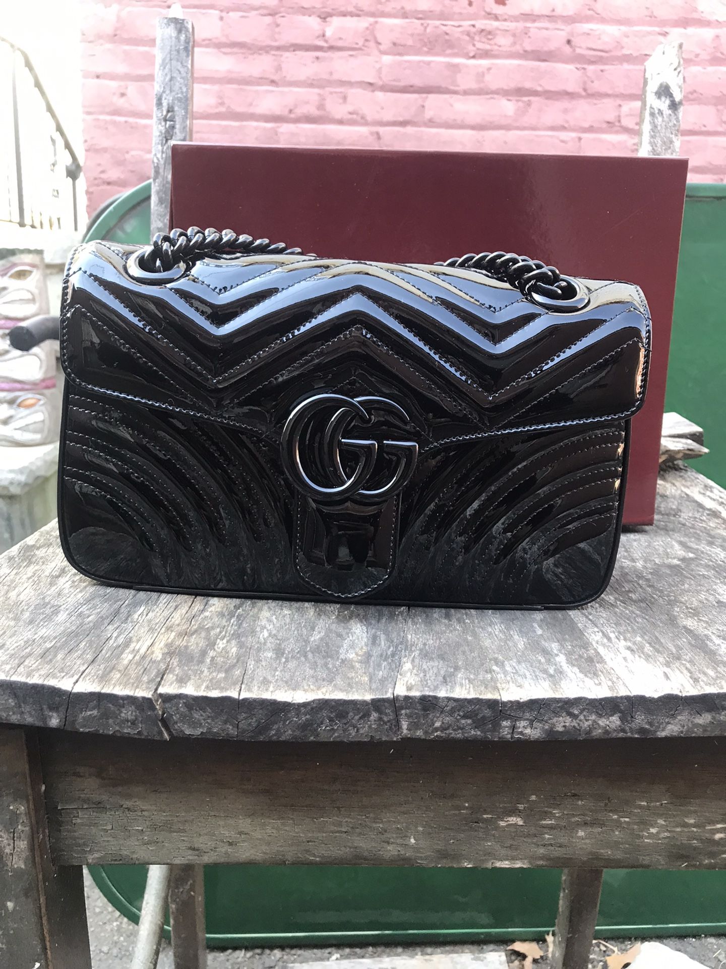 GUCCI Large Shoulder Bag Monochrome Patent Leather Marmont black
