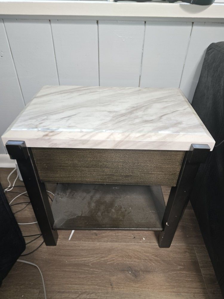 Table end with charging station.