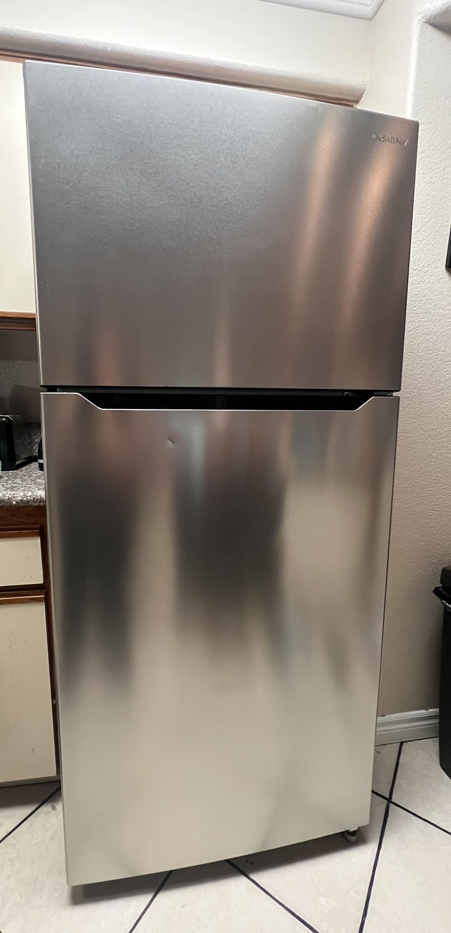 Insignia Refrigerator / Fridge
