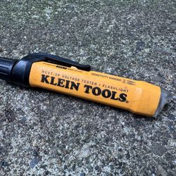 Klein Tools NCVT-3P Voltage Tester + Flashlight