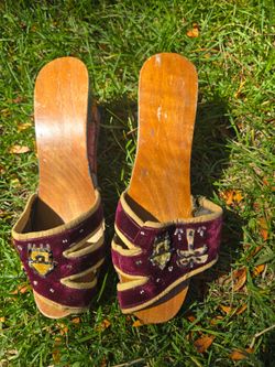 Vintage women's wooden wedges. Some damage shown in photos. 9" long. No size. 1940s.