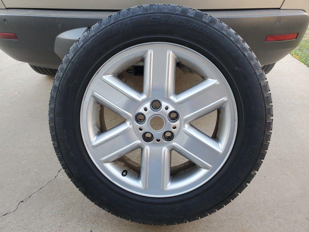 255 55 19 Range Rover wheel and tire.
