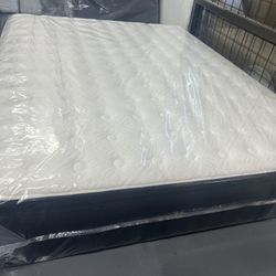 QUEEN SIZE STEARNS & FOSTER KIRKLAND SIGNATURE PILLOW TOP MATTRESS & BOX SPRING BED SET