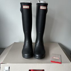 Hunter woman original Tall rain boot in black color size 7 US