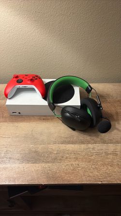 Xbox Series S 512GB All-digital + Controller + Free Onn Headset