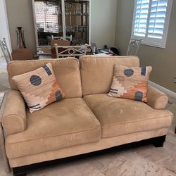 Sofa & loveseat 