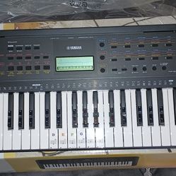 KEY BOARD YAMAHA PIANO