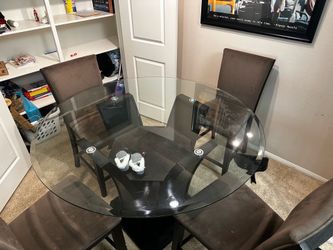 Table w/4 chairs