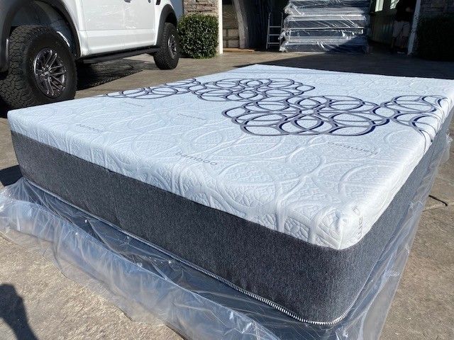Queen Bamboo Cool Gel Memory Foam!!