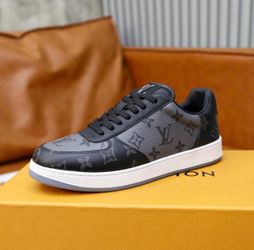 Men size 11 1/2 sneakers