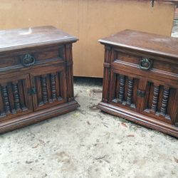 Set Of 2 Vintage Wooden Nightstands/End Tables For Sale 