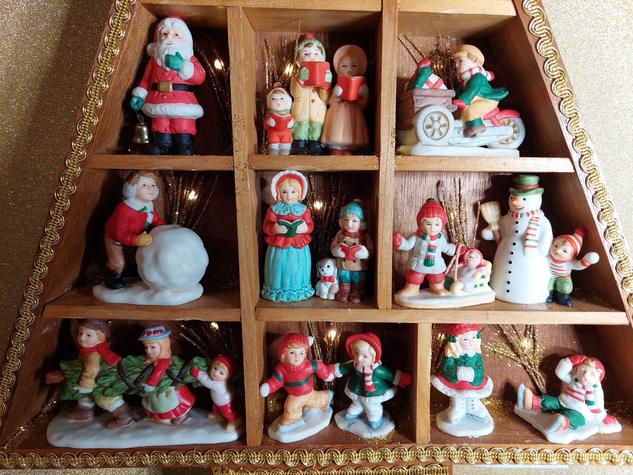 Lefton Colonial Christmas Village Figurine Display Light Diorama Wood Tree Curio