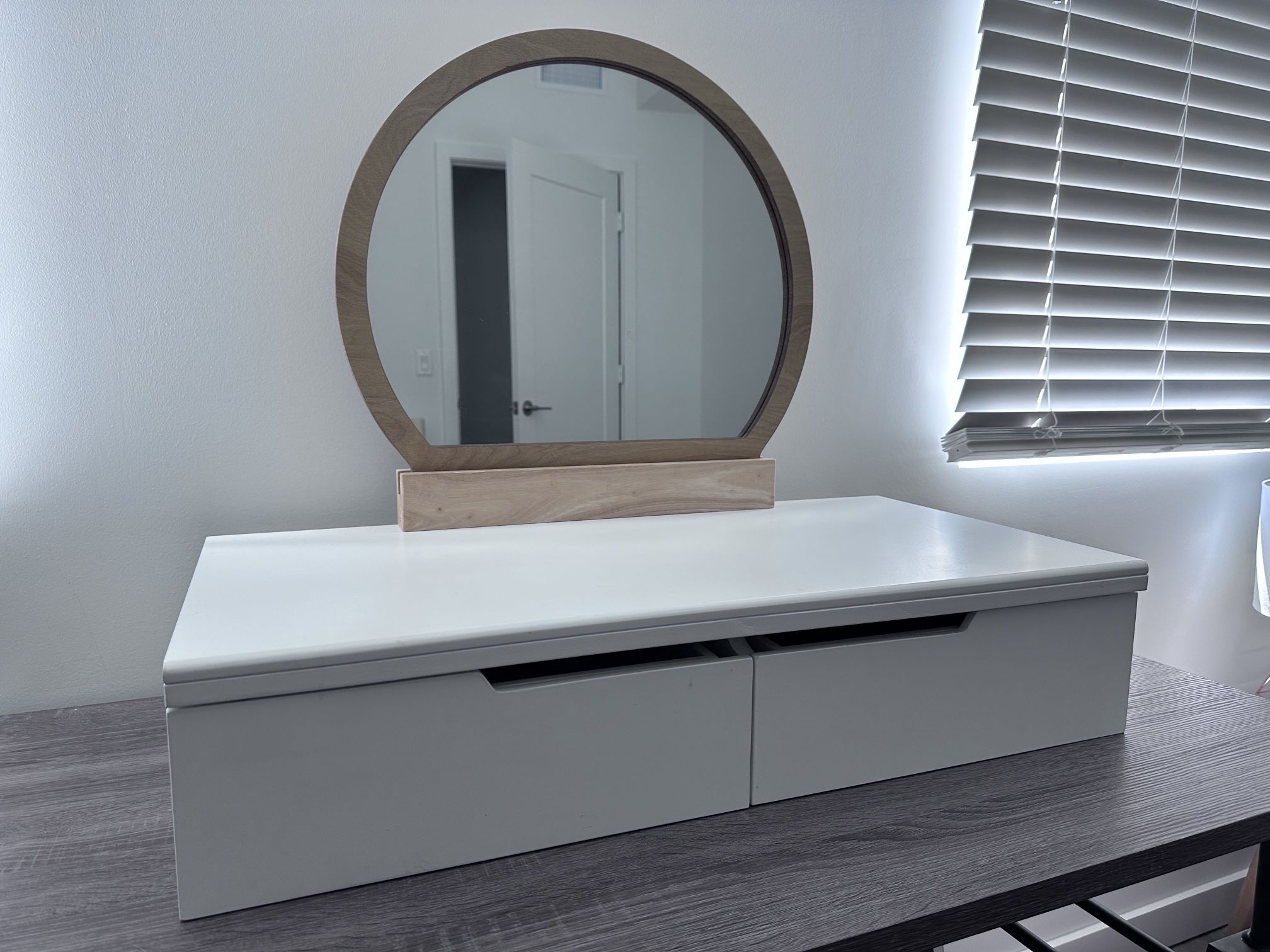 Vanity Round Mirror And Stools