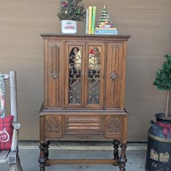 Antique William & Mary Style Carved Walnut Cabinet Hutch Cupboard Circa 20th Century 