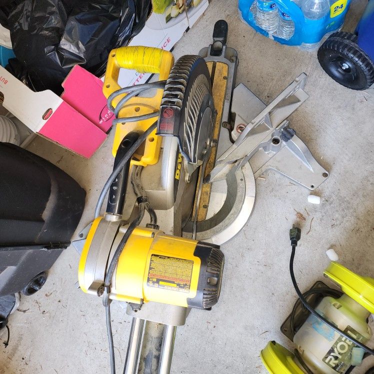 Dewalt DWS782 Double Bevel Sliding Compound Miter Saw