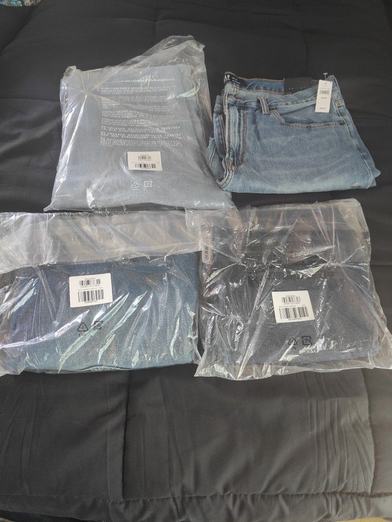 4 Pairs Of GAP Mens Blue Jeans