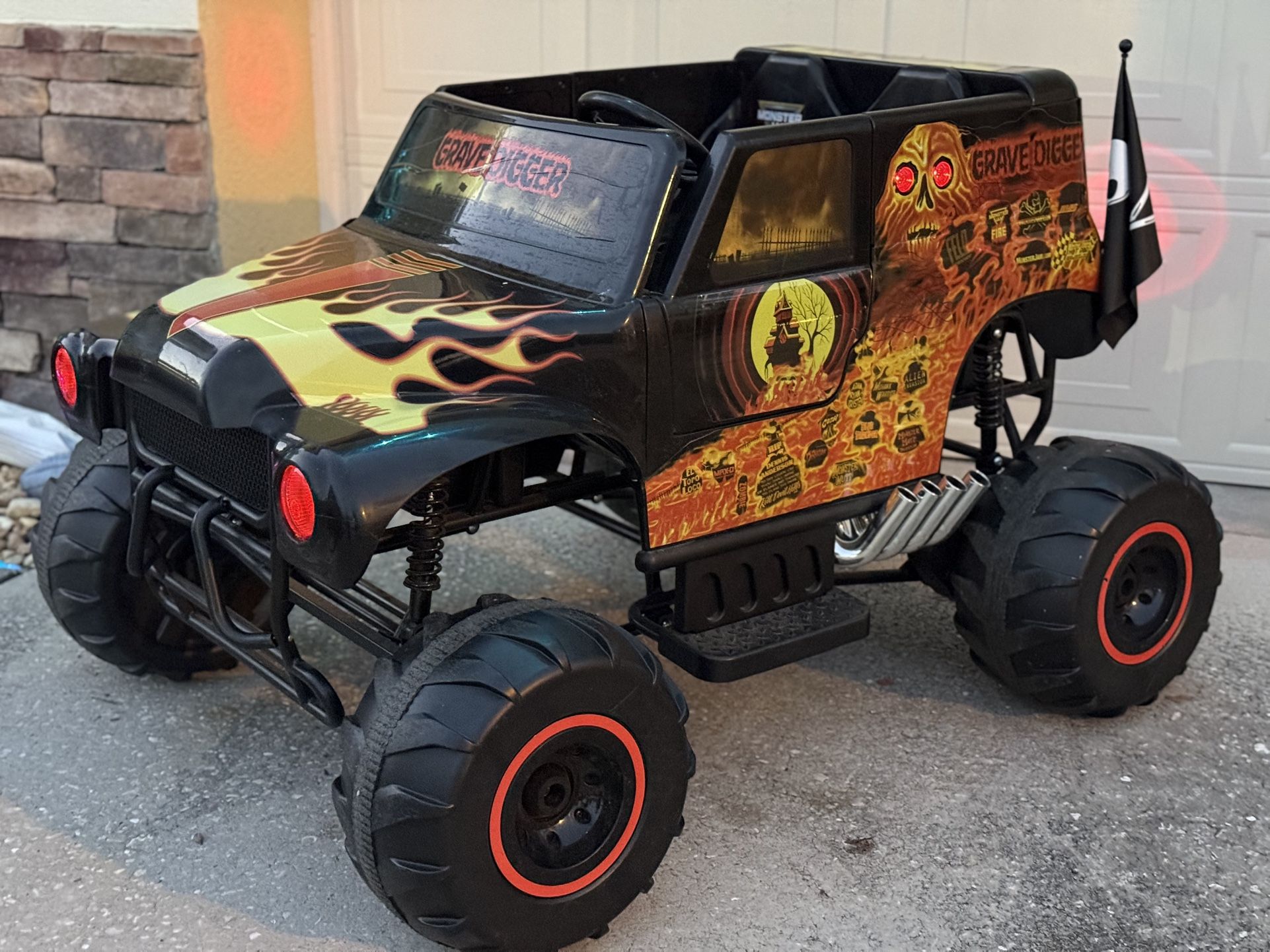 Monster Jam Grave Digger 24V, 40 Min. Ride Time