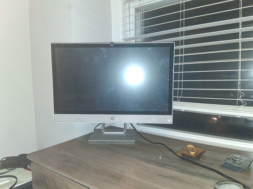 HP Pavilion 24-r105nc All-in-One Desktop PC