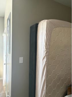 Queen Size Mattress, Boxspring & Mattress protector