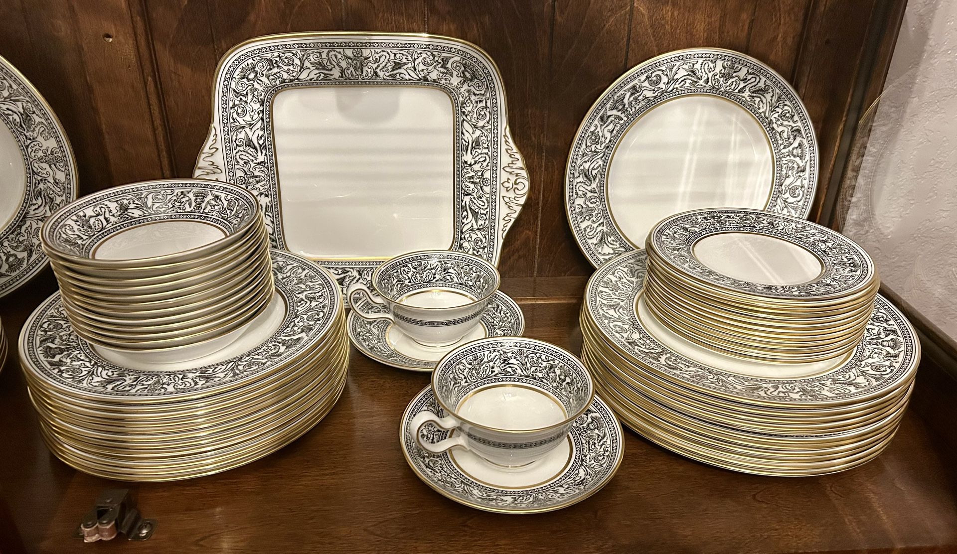 Wedgwood Florentine Black & Gold Fine Bone China – 12 Place Settings + Serving Pieces (102 Pieces Total)