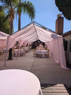Carpa mesas sillas manteles decoración