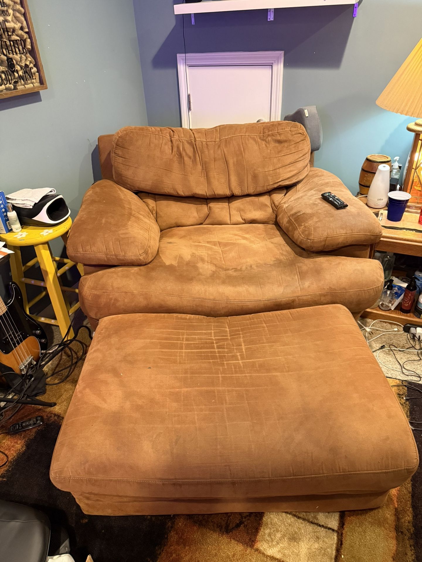 Oversized Chair With Ottoman