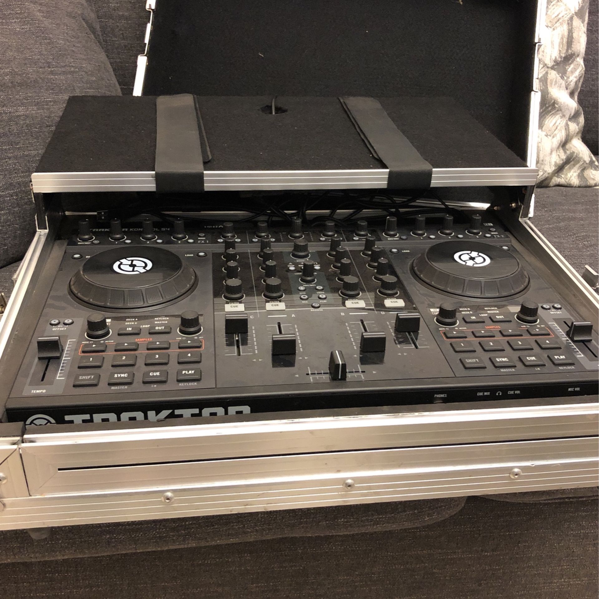 Traktor Kontrol S4 Dj Controller and Flight Case