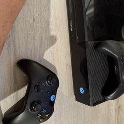 Xbox One With Xbox Kinect And Two Controller