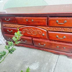 Nice Dresser Made Of Wood In Good Condition. Bonita Cajonera Hecha De Madera En Buenas Condiciones.