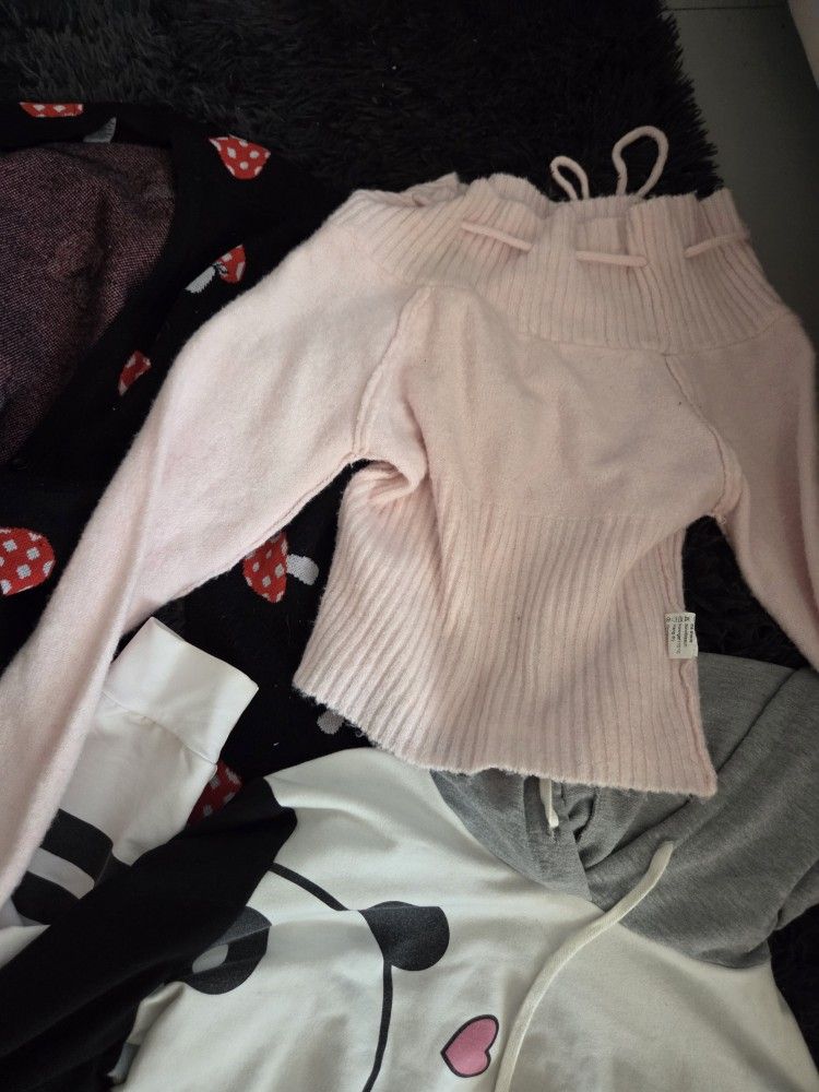 Girls clothes. Seventeen pieces