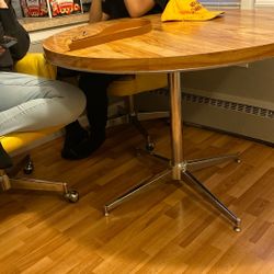 Beautiful Table Whit 4 Chairs 🪑 