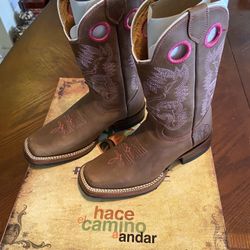 Cowgirl Reyme Boots Size 5 - Brand new in box!