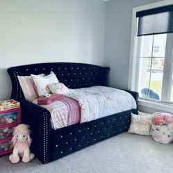 Daybed with trundle bed
