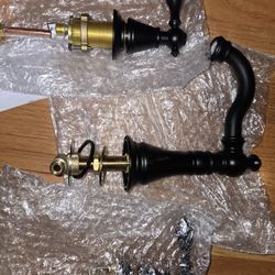 New In Box KINGSTON BRASS ENGLISH CLASSIC COLLECTION Widespread Bathroom Faucet