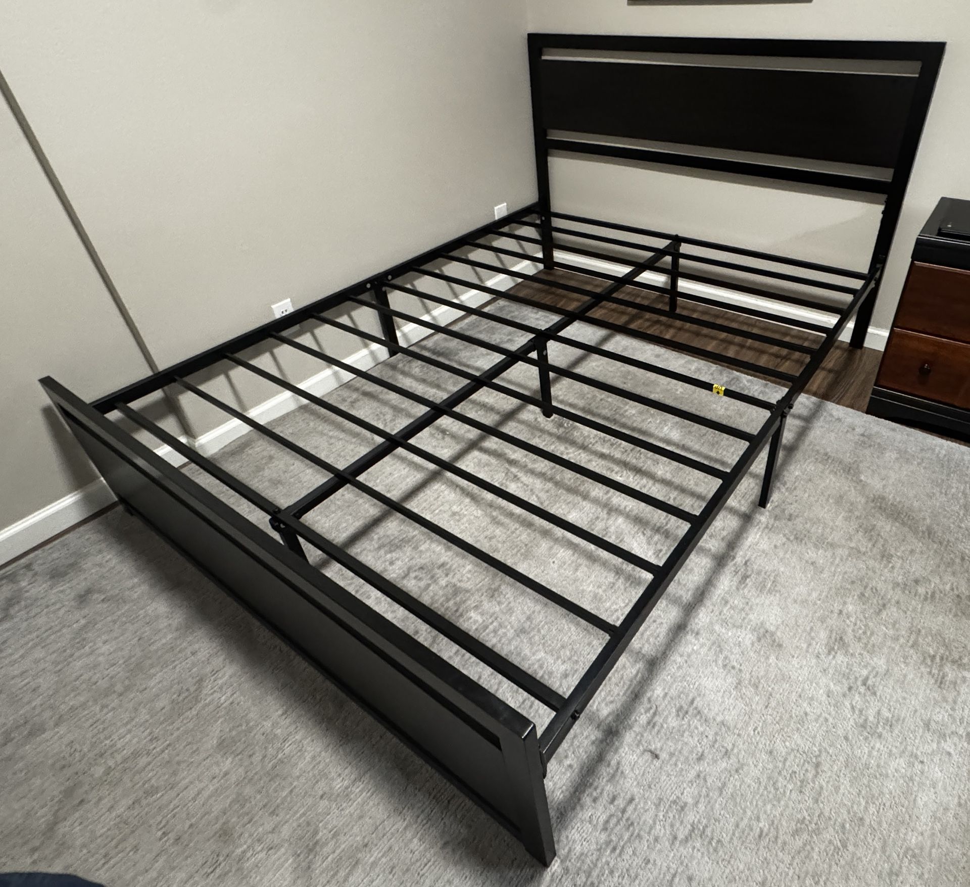 Queen Black Metal Bed Frame (Like New)