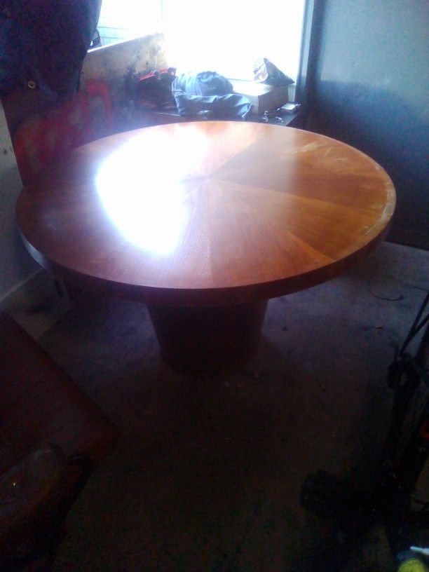 CRATE&BARREL BISTRO/PILLAR STYLE WOOD DINING ROOM TABLE