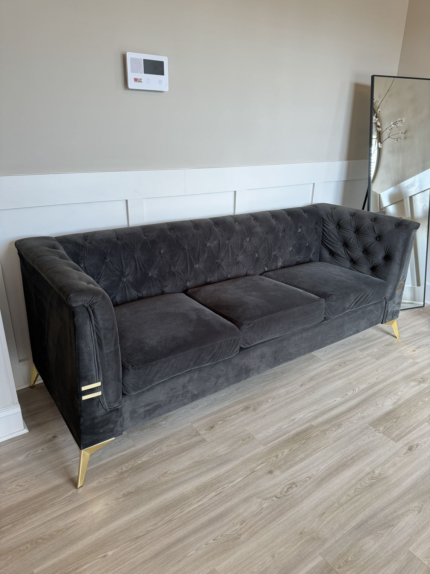 Black sofa with gold applications / Sofa negro con herrajes dorados